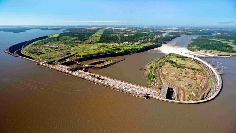 Impresionante vista aérea del embalse de Itaipú, de la represa y del vertedero. Reservorio se redujo hasta ahora casi tres metros.