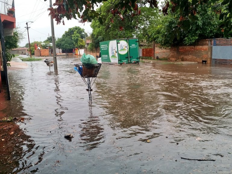Inundación de Itay, Santa María y Santa Teresa: Camión intentando cruzar la zona de la corriente.