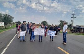 Grupo de estudiantes universitarios de Yby Pytã, Canindeyú, se manifiesta sobre la Ruta PY03 exigiendo transporte para el traslado a la UNICAN de Curuguaty.