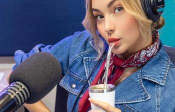 Gi Britos conduciendo su programa radial con su tereré en manos.