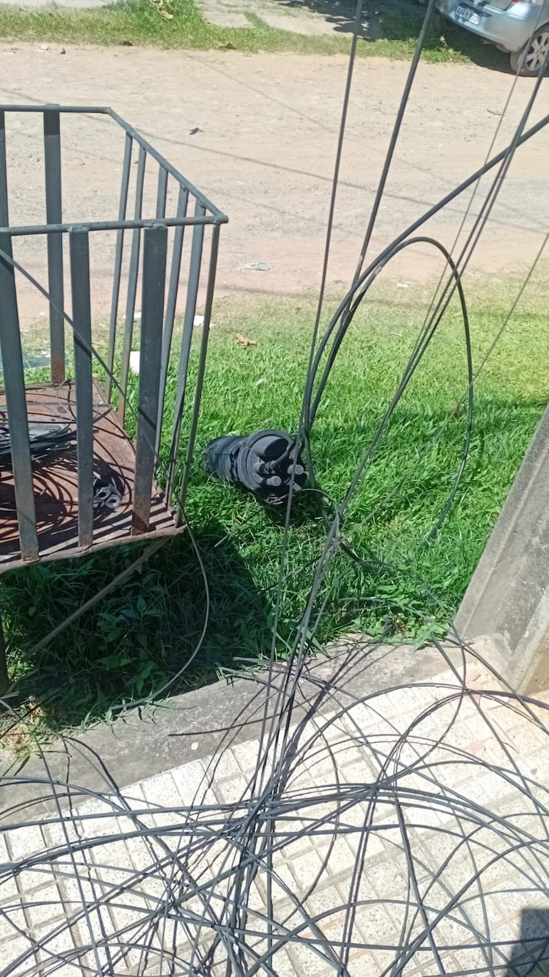 Cables y otros objetos de conexión de telefonías caídos en la vía pública.