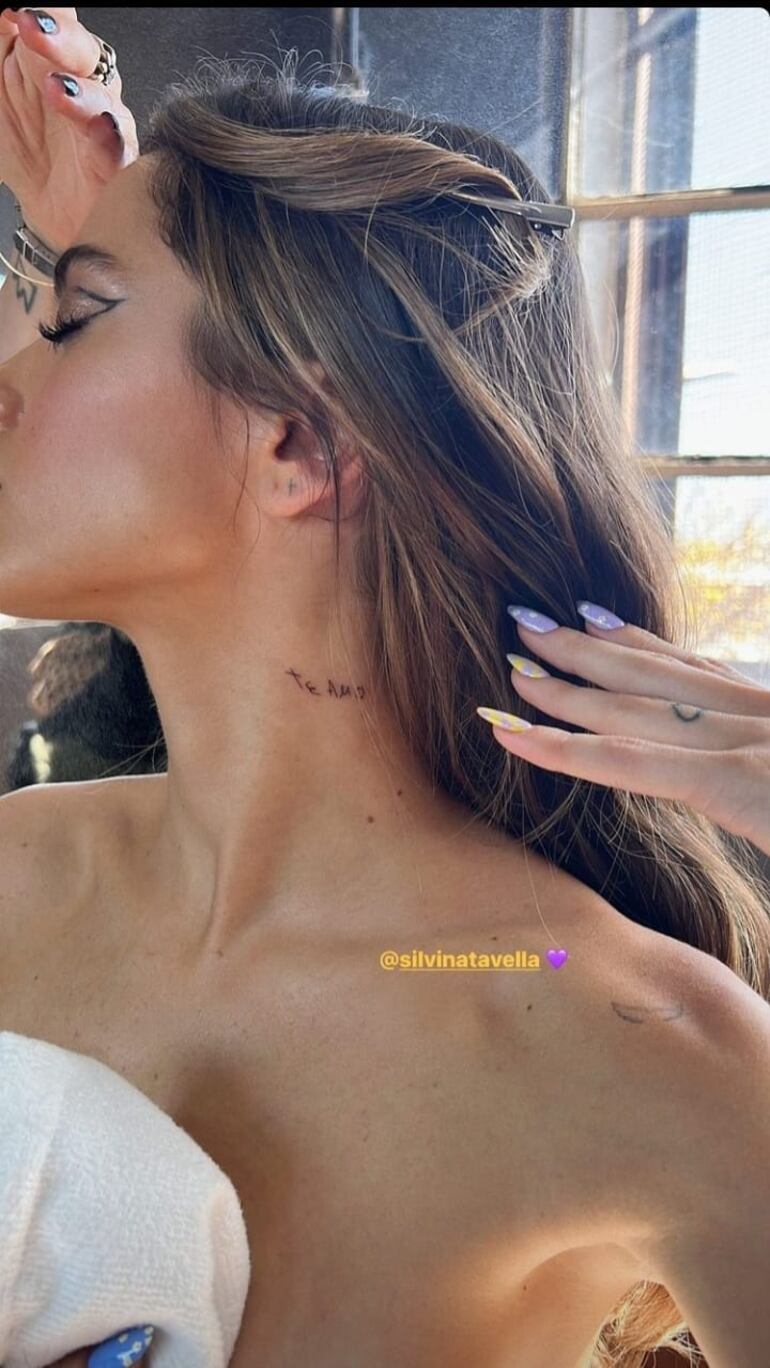 Tini Stoessel mostró el nuevo tatuaje que lleva en el cuello. (Captura de la historia de Instagram de Tini Stoessel)