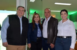 Osvaldo Serafini, vicepresidente del Directorio de Banco GNB; Lilian Villalba, gerente general del Banco GNB; Vilmar Jacoboski, presidente de la Expo Santa Rita, y Verónica Cuevas, gerente de la Sucursal del Banco GNB en Santa Rita.