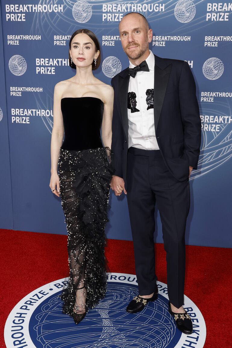 La actriz Lily Collins, vestida por Armani, y su esposo Charlie McDowell tampoco faltaron a la cita anual con la gala Breakthrough Prize. (EFE/EPA/CAROLINE BREHMAN)
