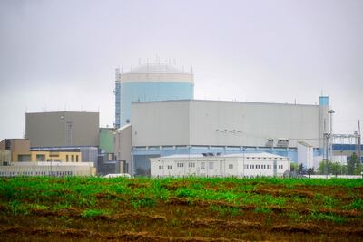 Fotografía tomada el 5 de agosto de 2023 muestra una vista general de la planta de energía nuclear de Krsko en Krsko, en el sureste de Eslovenia. Tres personas murieron después de inundaciones y deslizamientos de tierra causados por fuertes lluvias que cortaron el acceso a las aldeas e interrumpieron el tráfico en el noreste y centro de Eslovenia.
