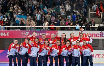 Las Guerreras con la medalla de plata en los Juegos Suramericanos Santa Fe 2026.