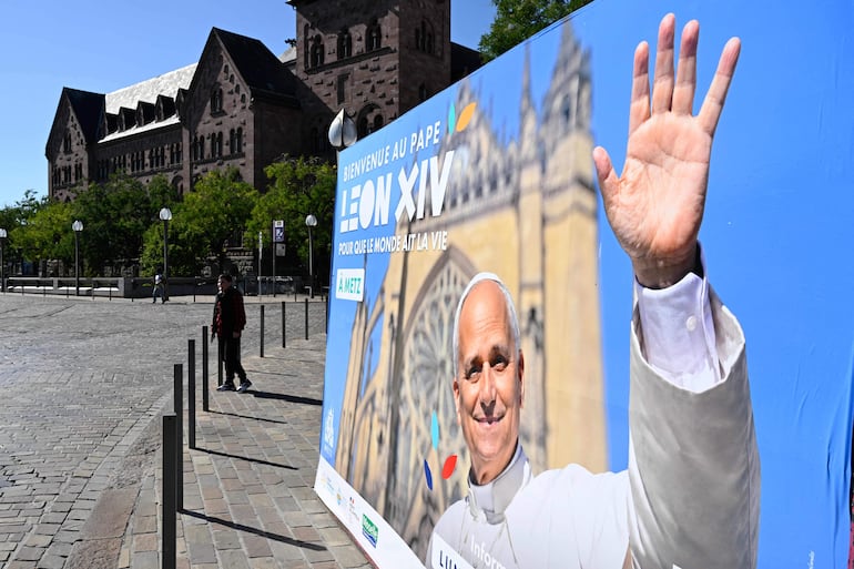Imagen ilustrativa: en Metz (este de Francia) un cartel de bienvenida al papa León XIV con motivo de su visita a la ciudad.