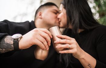 Pedro McDormand Coen y Cynthia Ramírez brindando tras su compromiso en Reino Unido.