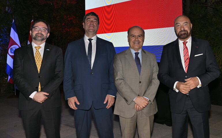 Pablo Cuevas, Pablo Sandino, Manuel Francisco Gormaz, embajador de Chile y, Pierre Christian Soccoja, embajador de Francia.