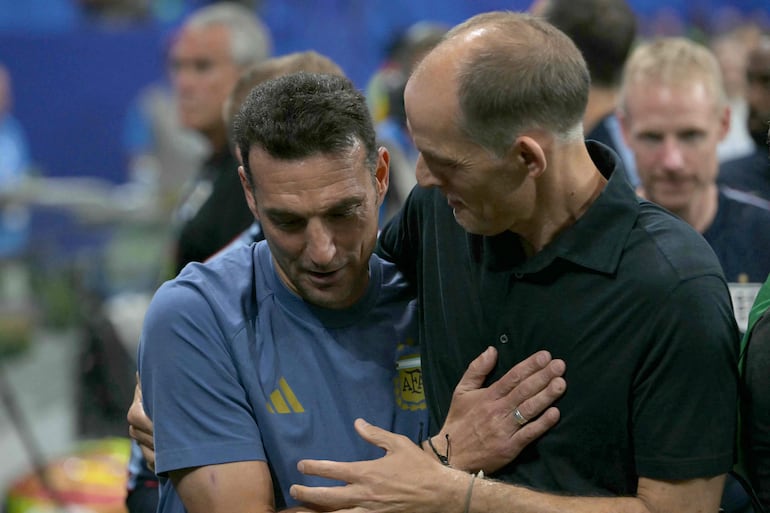El director técnico alemán de Inglaterra, Thomas Tuchel (D), y el director técnico de Argentina, Lionel Scaloni (I), se abrazan antes del partido de semifinales del torneo de fútbol de la Copa Mundial 2026 entre Inglaterra y Argentina en el Estadio de Atlanta en Atlanta.