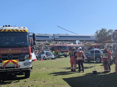 Bomberos y miembros de equipos de rescate en el lugar donde colisionaron dos trenes de alta velocidad (AVE) —uno de Renfe y otro de Iryo— en la localidad de Urda, Toledo, España.