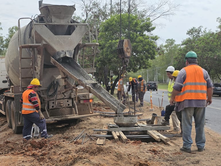 Se completaron 22 de los 25 pilotes previstos para la fundación del viaducto sobre la ruta D025, en la zona del parque Ñu Guasu.