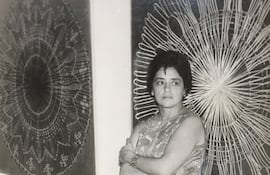 Laura Márquez en una exposición de sus ñandutíes.