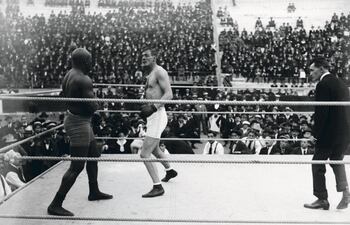 jack-johnson-campeon-de-box-izquierda-y-arthur-cravan-poeta-derecha-se-enfrentan-en-barcelona-en-1916--02611000000-1467882.jpg