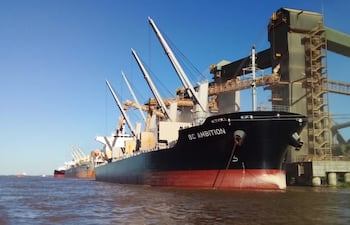 Por primera vez en la historia Argentina importa soja del Brasil, por la vía marítima, desde el Amazonas. El la foto un carguero descargando soja en uno puerto de Rosario, el mayor polo industrial sojero del mundo.