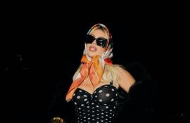 Wanda Nara llegó a la gala de los Martín Fierro con un look retro de Dolce & Gabbana.