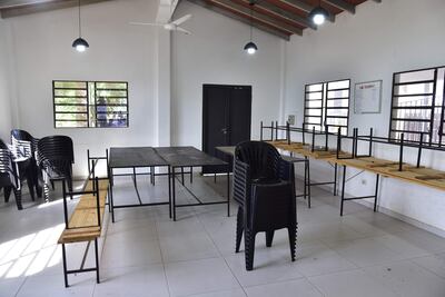 Comedor de una escuela pública de Lambaré permanece vacío ante la falta de distribución del almuerzo escolar.