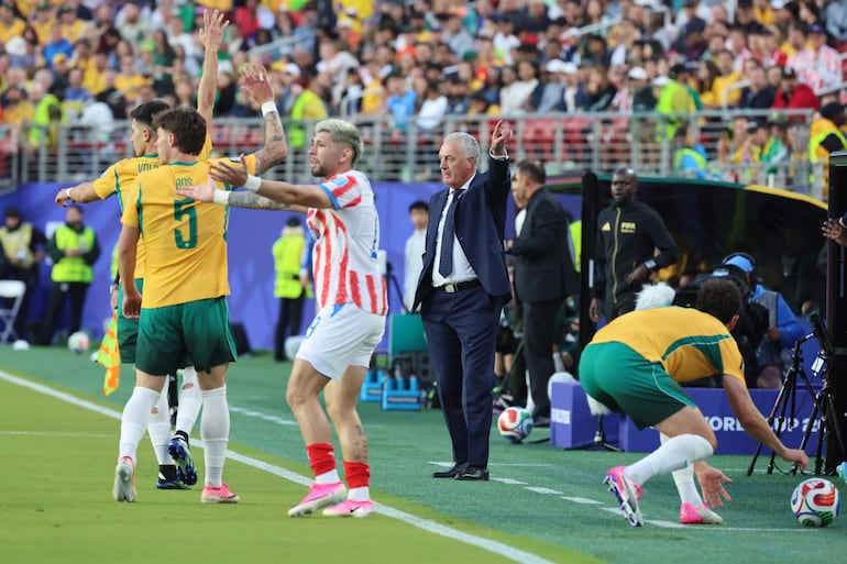 El seleccionador de Paraguay Gustavo Alfaro (c) reacciona este jueves, en un partido del grupo D del Mundial de la FIFA 2026 entre Paraguay y Australia en el estadio Levi's en Santa Clara, California (Estados Unidos). 
