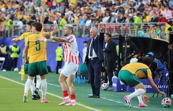 El seleccionador de Paraguay Gustavo Alfaro (c) reacciona este jueves, en un partido del grupo D del Mundial de la FIFA 2026 entre Paraguay y Australia en el estadio Levi's en Santa Clara, California (Estados Unidos).