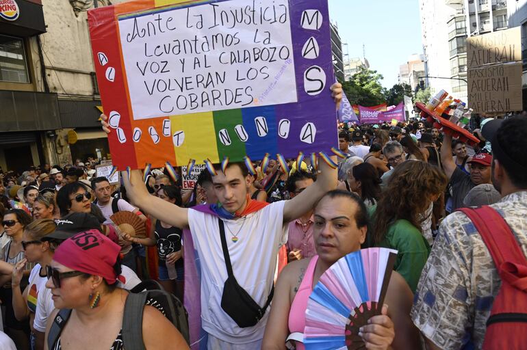Personas se manifiestan durante una marcha convocada por colectivos LGTBI+ argentinos, este sábado en Córdoba (Argentina). 