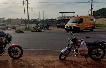 Choque frontal entre dos motociclistas deja tres personas heridas en Paraguarí.