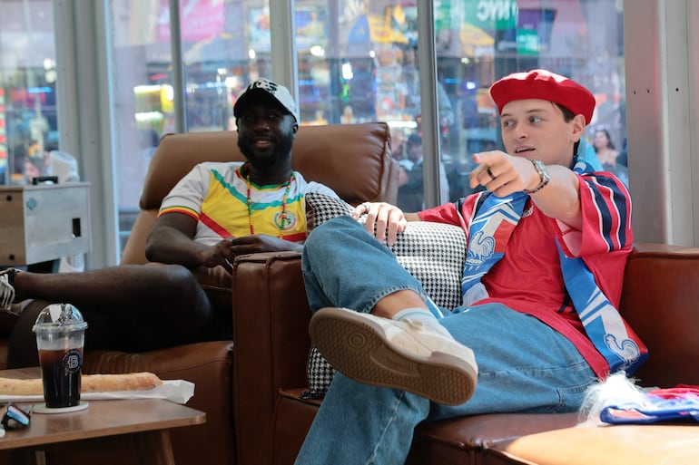 Kevin Akoto y Austin Franklin, los principales "Observadores del Mundial" de FOX, ven el partido de la Copa del Mundo entre Senegal y Francia en Times Square.