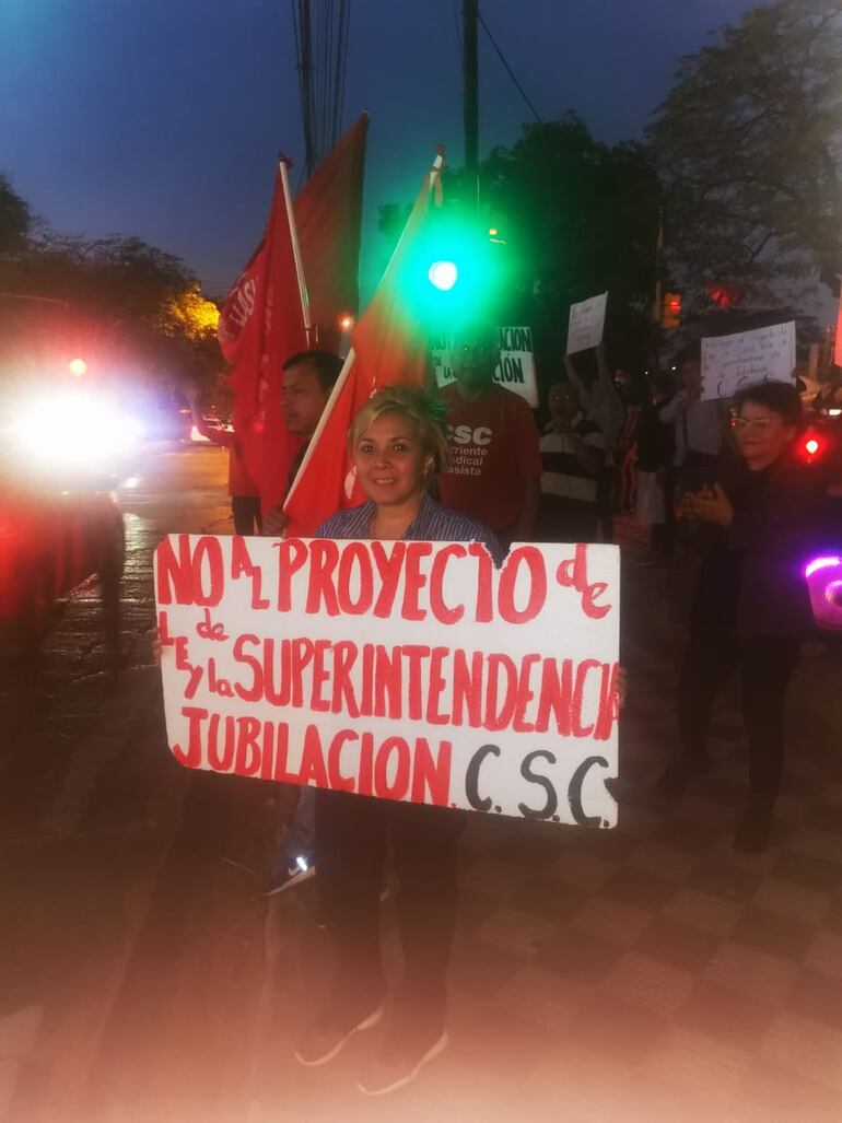 Manifestación frente a IPS contra los casos de corrupción y contra la ley de superintendencia de jubilaciones.