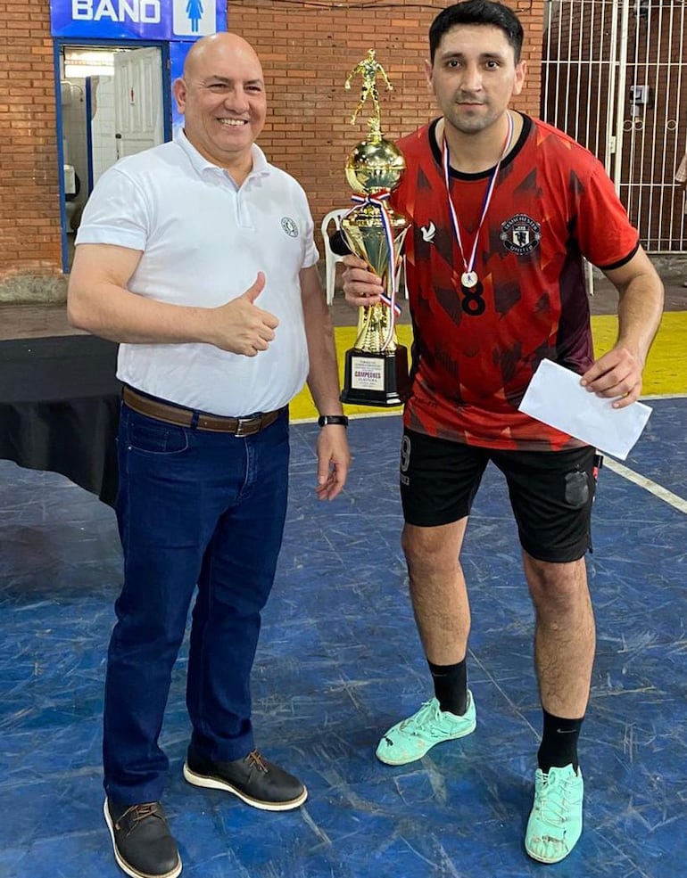 El Viceministro de Seguridad Interna, Crio. Oscar Rafael Pereira, hizo entrega del trofeo al mejor del torneo y los más destacados.