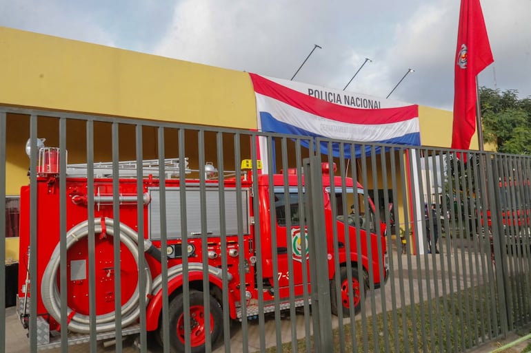 Bomberos de la Policía en su nueva sede, en la zona recreativa de la Costanera, kilómetros antes del puente Héroes del Chaco.