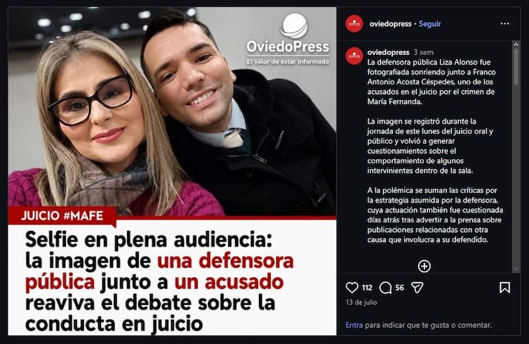 Liza Alonso con gafas y Franco Acosta sonriendo en un aula judicial, ambos lucen amigables mientras posan para un selfie.