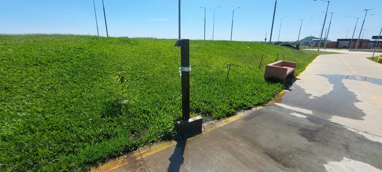 Bebedero de la Costanera Sur tiene la llave de paso atada con una bolsa plástica.