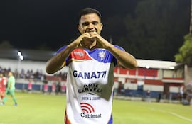 Marcelo Augusto Ferreira (32 años), surgido profesionalmente en Sportivo Luqueño, en el festejo de su gol para Luis Ángel Firpo.