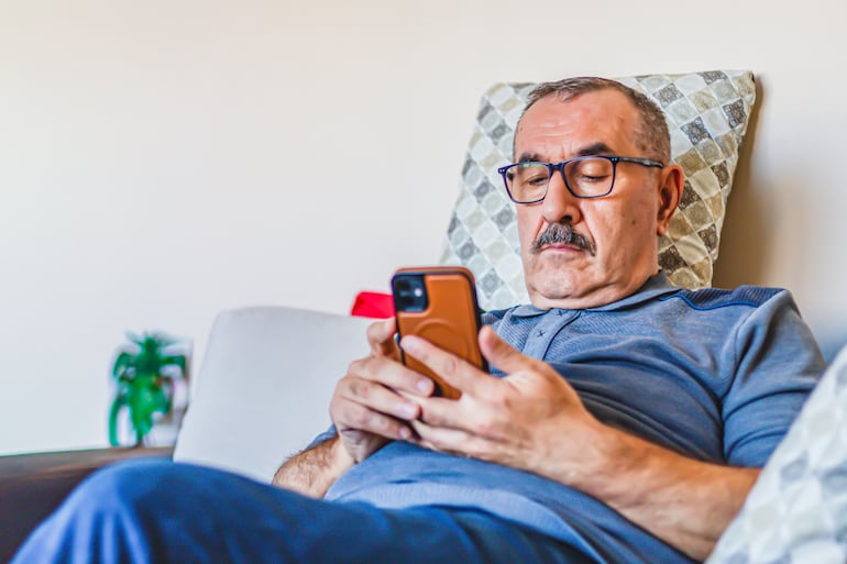 Hombre mira su celular.