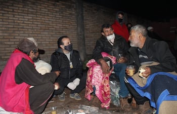 Las personas recibieron abrigo y alimentos para afrontar el frío.