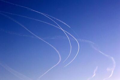 Las estelas de aviones israelíes sobre Rafah, en el sur de la Franja de Gaza, este martes.