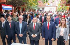 En el centro, el nuevo titular del Indert, Francisco Ruíz Diaz, flanqueado por derecha, por el presidente de la ARP, Dr. Pedro Galli; y por izquierda, por el ministro de Agricultura, Dr. Carlos Giménez. También aparecen en primer plano, el viceministro, Marcelo González, la presidenta del CAH, Amanda León y el embajador de Taiwán, José Chih-Cheng Han.