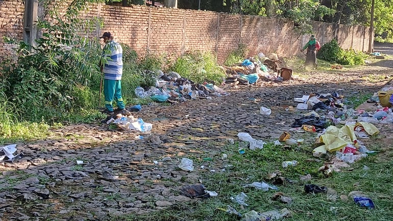 Trabajadores de Senepa y la Municipalidad de Lambaré, en una minga ambiental esta mañana.
