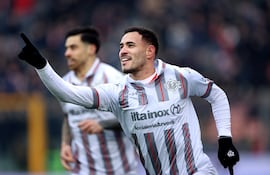 El delantero paraguayo, Arnaldo Antonio Sanabria Ayala (29 años), celebra su primer gol con la camiseta del Cremonese. (Foto: U.S. Cremonese)