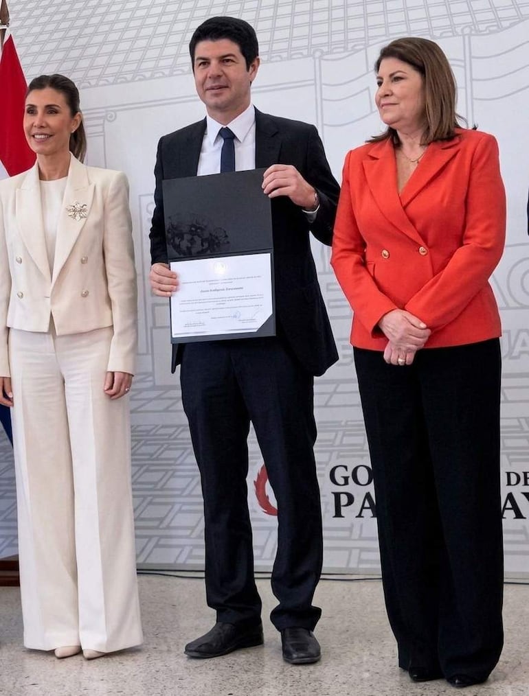 De izquierda a derecha: la gobernadora Norma Zárate de Monges; el intendente proclamado de Carapeguá, Juan Aurelio Bobadilla Sánchez (Alianza Juntos por Carapeguá); y la miembro del Tribunal Electoral de la Capital, doctora Myriam Cristaldo.