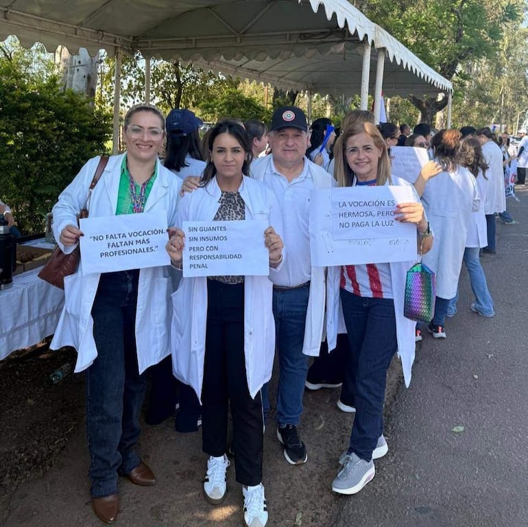 Médicos manifestantes en Villarrica reclaman mejores condiciones laborales y un reajuste salarial.