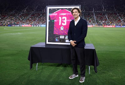 Guillermo Ochoa, homenajeado antes del amistoso entre México y Chile, en Los Ángeles.
