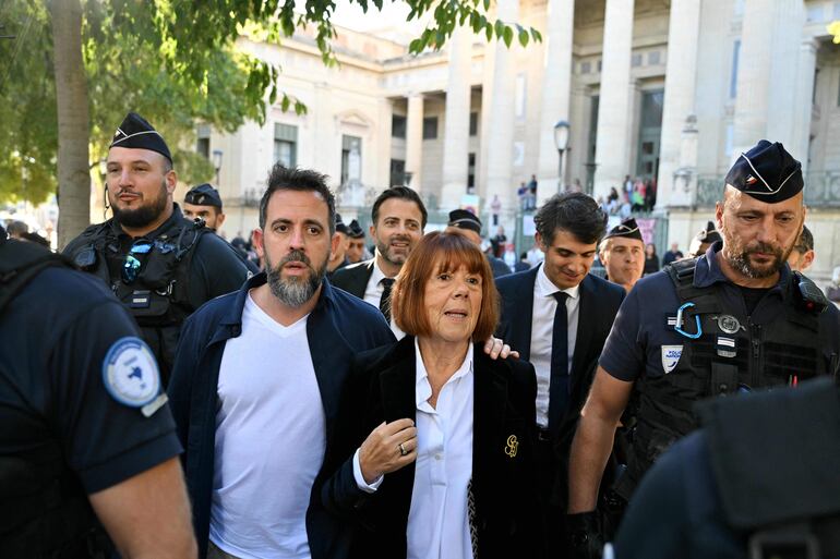 Gisèle Pelicot (de centro a derecha) sale del juzgado acompañada de su hijo Florian Pelicot (de centro a izquierda) durante el juicio de apelación en el caso de violación de Mazan, en el juzgado de Nimes, sur de Francia, el 8 de octubre de 2025