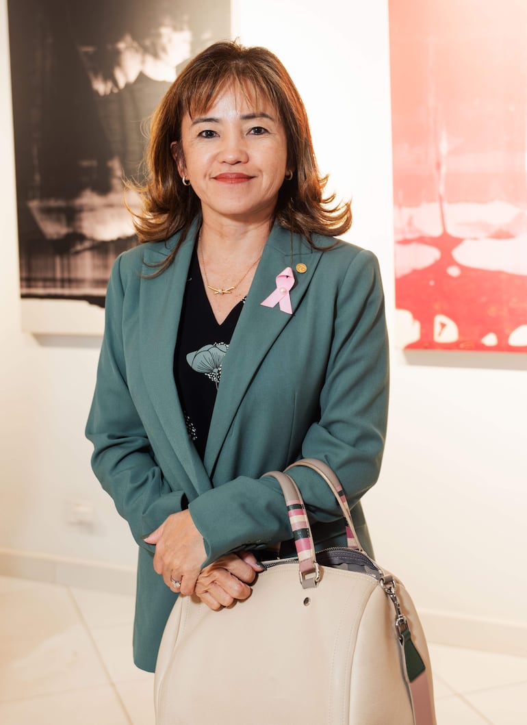 Patricia Toyotoshi asiste a la inauguración de una exposición en la galería BGN de Asunción.