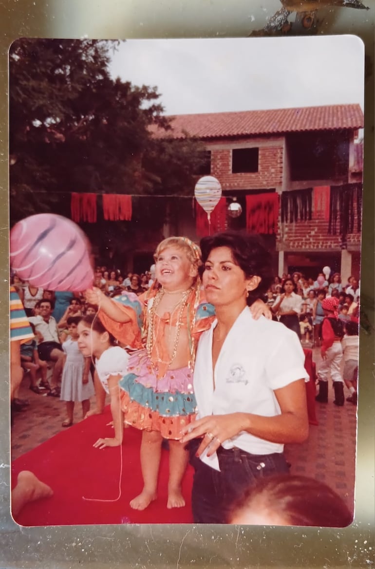 Una postal llena de ternura. La pequeña Gaby Mallorquín junto a su mami May Giardina. (Gentileza)