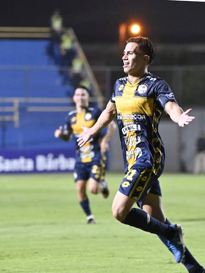 El volante ofensivo de Trinidense Alan Tobías Morínigo (20 años) sale a festejar su gol, el tercero de su equipo que goleó a Rubio Ñu en el Martín Torres del barrio Santísima Trinidad.