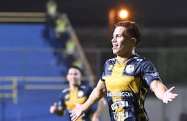 El volante ofensivo de Trinidense Alan Tobías Morínigo (20 años) sale a festejar su gol, el tercero de su equipo que goleó a Rubio Ñu en el Martín Torres del barrio Santísima Trinidad.