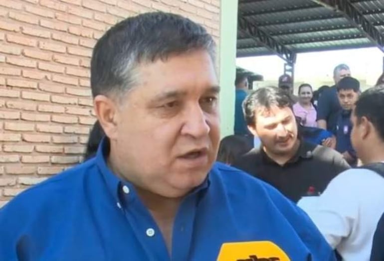 Alcides Riveros intendente de Fernando de la Mora y candidato a Presidente del PLRA en el colegio Santa Librada de Fernando de la Mora donde acompañó a Ricardo Estigarribia