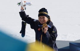 Medalla de oro para la sueca Frida Karlsson en el esquí de fondo femenino, prueba individual de 10 kilómetros en estilo libre.