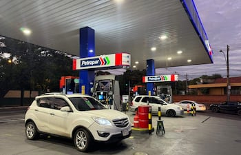 Estación de servicio Petropar con vehículos en primer plano.