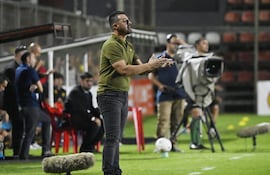 El entrenador de Sportivo San Lorenzo, Julio César Cáceres brinda indicaciones en el duelo entre el Rayadito ante Guaraní, disputado en el estadio Gunther Vogel.